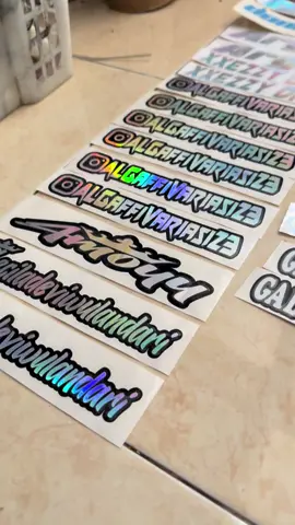 Sticker Custom Nama Sendiri,banyak variasi #customstiker #customnama #stickerhologramcustom #stickercutting #cetaxpress 