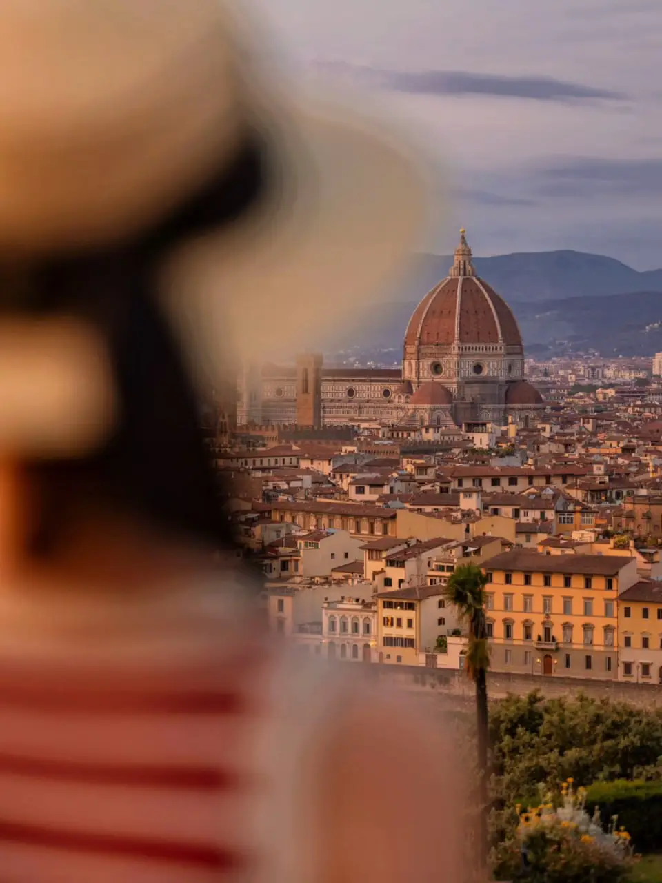 citywalk | これこそがフィレンツェの正しい楽しみ方❗️ 2回目のイタリア旅行。 以前行った場所はもうあまり行きたいと思わないけれど、フィレンツェだけは別！！ この街にはいつも特有の魅力がある。 古い建物、カラフルな家並み。 もしイタリアでひとつの都市にしか滞在できないなら、私はここを選ぶ～。 • ここは徐志摩の詩に登場する「翡冷翠」、 ルネサンスの揺りかご。 大通りや小道を歩けば、どの角もロマンチックであふれている～