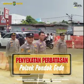 Polsek Pondok Gede Gelar Penyekatan Perbatasan Kota Bekasi - Jakarta Timur  Kota Bekasi – Jajaran Polsek Pondok Gede melaksanakan apel penyekatan di perbatasan Kota Bekasi dengan Jakarta Timur, tepatnya di Pintu Masuk Tol Jatiwaringin, Jumat (5/9/2025) pagi. Kegiatan ini dilakukan untuk mengantisipasi keberangkatan massa aksi dari elemen buruh, ormas, mahasiswa, hingga kelompok masyarakat lainnya yang akan menuju Jakarta. Sebanyak 11 personel diterjunkan dalam kegiatan tersebut. Pengamanan dipimpin langsung oleh Wakapolsek Pondok Gede, AKP Sri Kusnandar. Dalam arahannya, AKP Sri Kusnandar menekankan pentingnya kewaspadaan personel dalam memantau dan memeriksa kendaraan yang ditumpangi massa, termasuk rombongan pelajar SMA/SMK, SMP, maupun kelompok anarko yang dikhawatirkan bergabung dalam aksi unjuk rasa di Ibu Kota. (Humas Polres Metro Bekasi Kota)