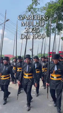 Garebeg Maulud 2025 Dal 1959, diadakan dengan penuh khidmat dan meriah. Banyak masyarakat dari berbagai kalangan turut menyaksikan dan memeriahkan acara ini. Tahun ini Garebeg Maulud istimewa karena bertepatan pada Tahun Dal 1959 dalam penanggalan Jawa, yang merupakan siklus tahunan yang terjadi delapan tahun sekali. ✨🙌🏻 #GrebegMaulud2025 #1959Dal #Yogyakarta #KeratonYogyakarta #pinarakjogja     
