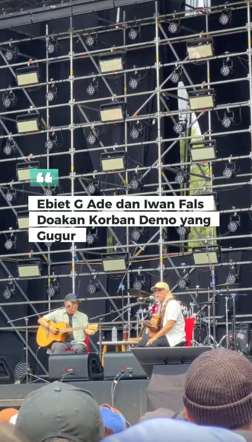Pesta Pora 2025 tetap diadakan di Gambir Expo Kemayoran, Jakarta Pusat pada tanggal 5, 6, sampai 7 September. Terik matahari tak menghalangi penonton untuk menyaksikan aksi panggung dari Ebiet G Ade dan Iwan Fals. Selain berkolaborasi melantunkan lagu andalan mereka, dua musisi legenda tersebut ikut mendoakan korban yang gugur saat rangkaian aksi unjuk rasa 25-30 Agustus 2025. Content Creator: Dian Reinis Video Editor: Jessica Emmanuella Produser: Yuna Fikry #liputan #konser #pestapora #iwanfals #demo