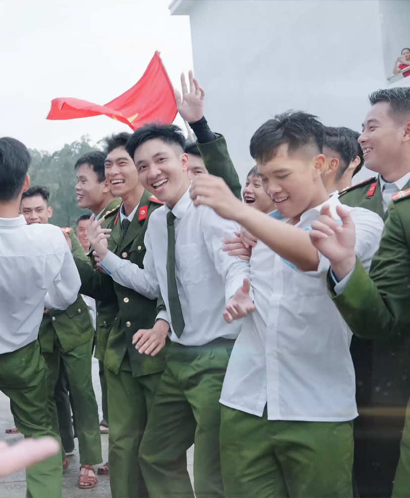 Xin cảm ơn em Phạm Vương Minh Thiện, thành viên khối số 18, đã nhiệt tình hỗ trợ quay phim, ghi lại những khoảnh khắc rực rỡ và đầy cảm xúc sau lễ 2/9. Những thước phim em thực hiện đã lưu giữ trọn vẹn niềm vui, sự tự hào của lực lượng khi hoàn thành xuất sắc nhiệm vụ A80. Hình ảnh tập thể đồng lòng tung hô, hân hoan trong niềm hạnh phúc đã được lan tỏa nhờ công sức của em. Một lần nữa, cảm ơn sự đóng góp thầm lặng nhưng đầy ý nghĩa của em – người ghi dấu những khoảnh khắc tuyệt vời không thể nào quên… #a80 #k02 #dieubinh #duyetbinh #dieubinhdieuhanh 