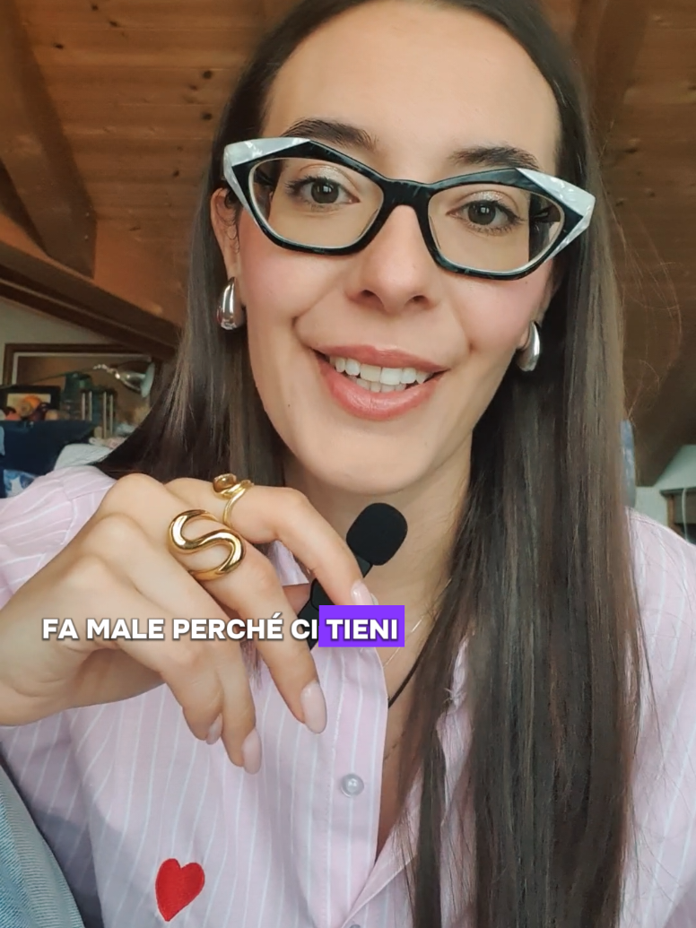 Soffrire non è sbagliato. Anzi, significa che hai creduto in qualcosa, che ti sei permessa di sentire, che hai dato valore a ciò che provavi. E questo parla di te, della tua capacità di amare. Il punto non è evitare la sofferenza, ma imparare a non restarci intrappolati. Perché il dolore può insegnarti, guidarti e diventare la porta verso una nuova forza. 👉 Se stai vivendo la fine di una relazione e hai bisogno di normalizzare il tuo dolore e capire come attraversarlo, ti aspetto a Relazione Finita. Tre video-lezioni + una live insieme. Si parte il 17 settembre. Scrivimi in DM o lascia un commento per ricevere il link. #lasciareansare #relazionefinita #dolore #crescitapersonale #lisatessari 