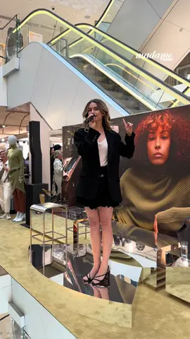 @Adèle Castillon performance live à la @Samaritaine Paris pour le pop up de la marque sud-coréenne TIME #TikTokFashion #adelecastillon #singer #popup #fyp 