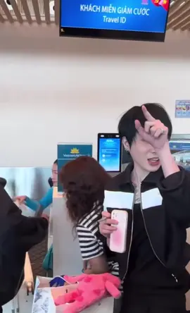 Jack giao lưu cùng fan tại sân bay Tân Sơn Nhất, trước thềm show diễn VJ Đà Nẵng vào chiều mai 16h30 ngày 6/9 #xh #tintuc #JackJ97 #J97 #vjdanang