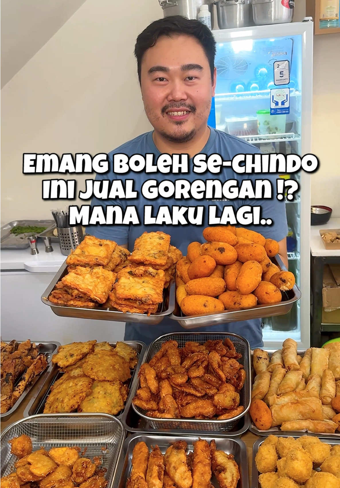 Definisi Gorengan Sultan Sesungguhnya!  Ada tape goreng, pisang coklat, comro, tahu gejrot, pisang goreng wijen, bakwan dengan bumbu kacang, sampai risol! Ada cafe lt 2 ber AC, bisa pesen kopi ada capuccino brulee enak banegt!  Gorengan Nusantara 📍Ruko Maggiore Grande, Blok H no 18, Gading Serpong 🕚 09.00-20.00 #gorengannusantara #kulinergadingserpong #kulinerserpong #kulinertangsel #hendryjonathan 