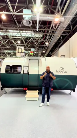 💪 Beauer 3X è un caravan con uno spazio abitativo mobile ed espandibile. Con i suoi 12 m² di spazio abitativo, il modello è progettato per ospitare fino a 4 persone. 👉 Il principale punto di forza è l'area lounge, luminosa e accogliente che può ospitare fino a 5 persone intorno al tavolo centrale e divano letto rimovibili che può essere trasformato in una zona notte, per la massima praticità e un uso ottimale dello spazio. 💪 La cucina, pratica ed elegante, è completamente attrezzata con frigorifero, piano cottura a gas, lavello con serbatoio dell'acqua e spazio per il microonde. Il piano di lavoro è dotato di illuminazione LED indipendente. Gli armadi sono accessibili e spaziosi per riporre stoviglie e utensili da cucina. 🚻 C'è una spaziosa area doccia 700×1200 con lavabo e WC a cassetta. 👍 La camera offre un letto matrimoniale da 140×190 o 160×200 cm ed un comodo guardaroba. 💶 Prezzo € 34.700 🫵 Che ne dite di questa novità? . . #camper #caravan #van #camperinfinity #caravansalon #dusseldorf #beauer #minicaravan 