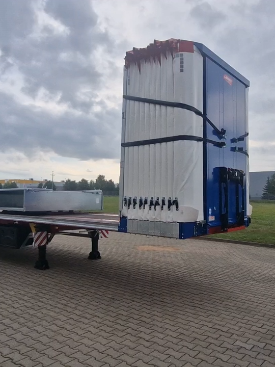 🇵🇱🚛 OpenBox C+ na podwoziu Wielton SA! Kolejny montaż naszego nadwozia OpenBox C+ – wytrzymałe i gotowe do pracy! - Szybki załadunek i rozładunek - 3 naczepy w 1 – pełna elastyczność transportu - Niskie koszty eksploatacji Idealne rozwiązanie dla firm, które stawiają na wydajność i niezawodność. 👉 Zobacz film i sprawdź możliwości! 🇬🇧🚛 OpenBox C+ on a @wielton_trailerschassis! Another installation of our OpenBox C+ body – durable and ready for action! - Fast loading and unloading - 3 semitrailers in 1 – maximum transport flexibility - Low operating costs The perfect solution for companies that value efficiency and reliability. 👉 Watch the video and see what it can do for your fleet! #semitrailer #transport #transporte