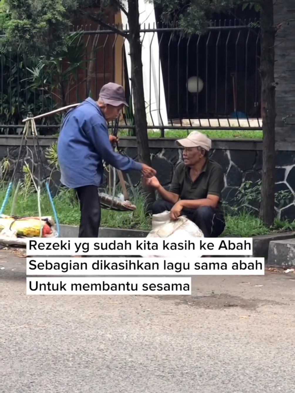 ada seorang Abah tukang gali sumur dan bersih bersih  berteduh di kolong jembatan ya Alloh kasian sekali #penjualbilikpikul #lansiaumur100thn #lansiaumur95thn #berteduhdikolongjembatan 