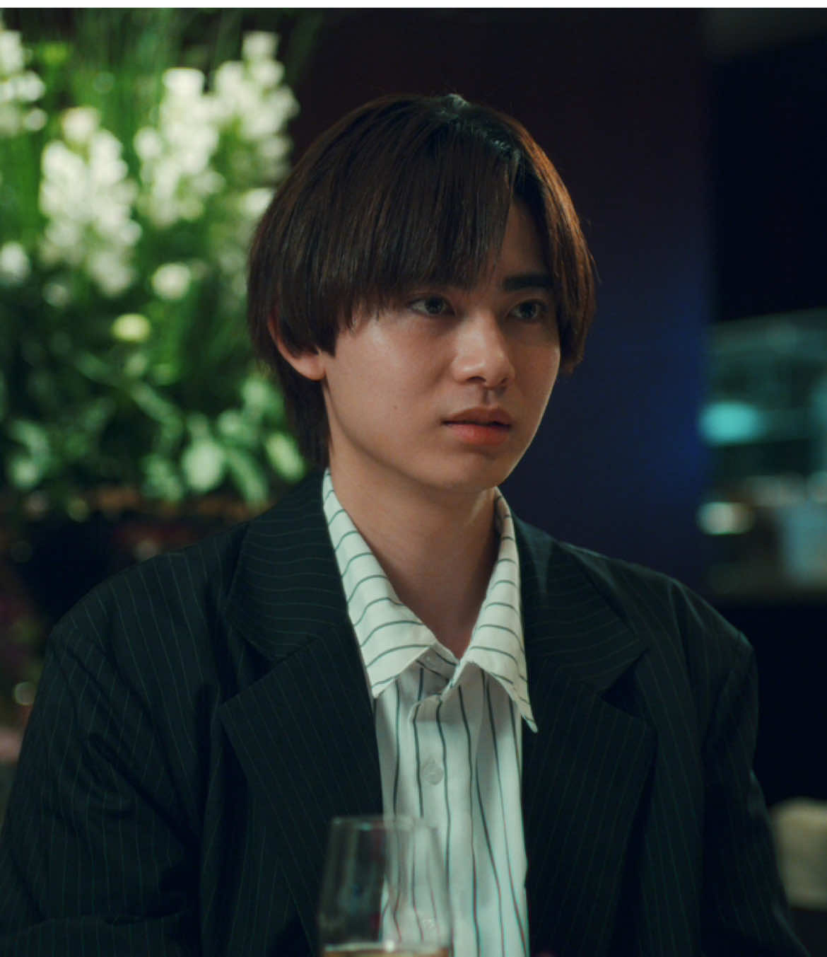 『アリアの番人〜何者かになりたい僕ら〜』 実写×アニメの新感覚ハイブリッドドラマ Leminoにて独占配信中🎬🫧 ⋆┈┈┈┈┈┈┈┈┈┈┈┈┈┈┈┈⋆ 【出演者】 藤井 銀 :  #豊田裕大 アリアの番人 :  #早見沙織 ボイスキャスト : 名塚佳織 ボイスキャスト : iLiFE!  浮世 絵美 : 水原ゆき 野々村 沙也加 : 桃果 葉加瀬 隆一 : 坪倉由幸  佐藤 将吾 : 高橋璃央 上田 健人 : 斉藤天鼓 藤井 伊代 : 兎本有紀 藤井 修造 : 小野塚老 萩原 康二 : 渡辺慎一郎 部長 : 小林博 先輩 : 加藤こころ 銀（小学生）：田中悠貴 部長(夢) : 岡雅史 社員 : 藤牧優花 社員 : 石川凱貴 客 : 山内昭宏 製作著作：NTTドコモ  HA-LU 監督 : 松浦翔平 原作 : seta イラストレーター : くるみつ #アリアの番人 #何者かになりたい僕ら  #ショートドラマ 