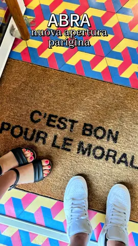 spremiagrumi ⁉️ Non siamo impazziti 😂 ma abbiamo provato le incredibili e stravaganti creazioni di ABRA  Nuovissima pasticceria nel cuore del quartiere Marais a Parigi 🇫🇷 Progetto c’è il pasticcere e designer @TalSpiegel che ha deciso di fondere arte, pasticceria e design. Noi abbiamo preso: -Presse Agrumes 🍋 9,50€ -Chapiteau Cirque 🎪 9,80€ -Midnight in Paris 🌕  9,80€ -Petitbeurramisù 🍮 9€ -Pain au gianduja 🍫 3,50€ -Pain suisse ricotta framboise 🧀 3,70€ -Chausson mangue 🥭 3,50€ Se andrete a Parigi non perdetevi questo locale ❤️💙💛 #pasticceria #parigi #design #newopening #colazione 