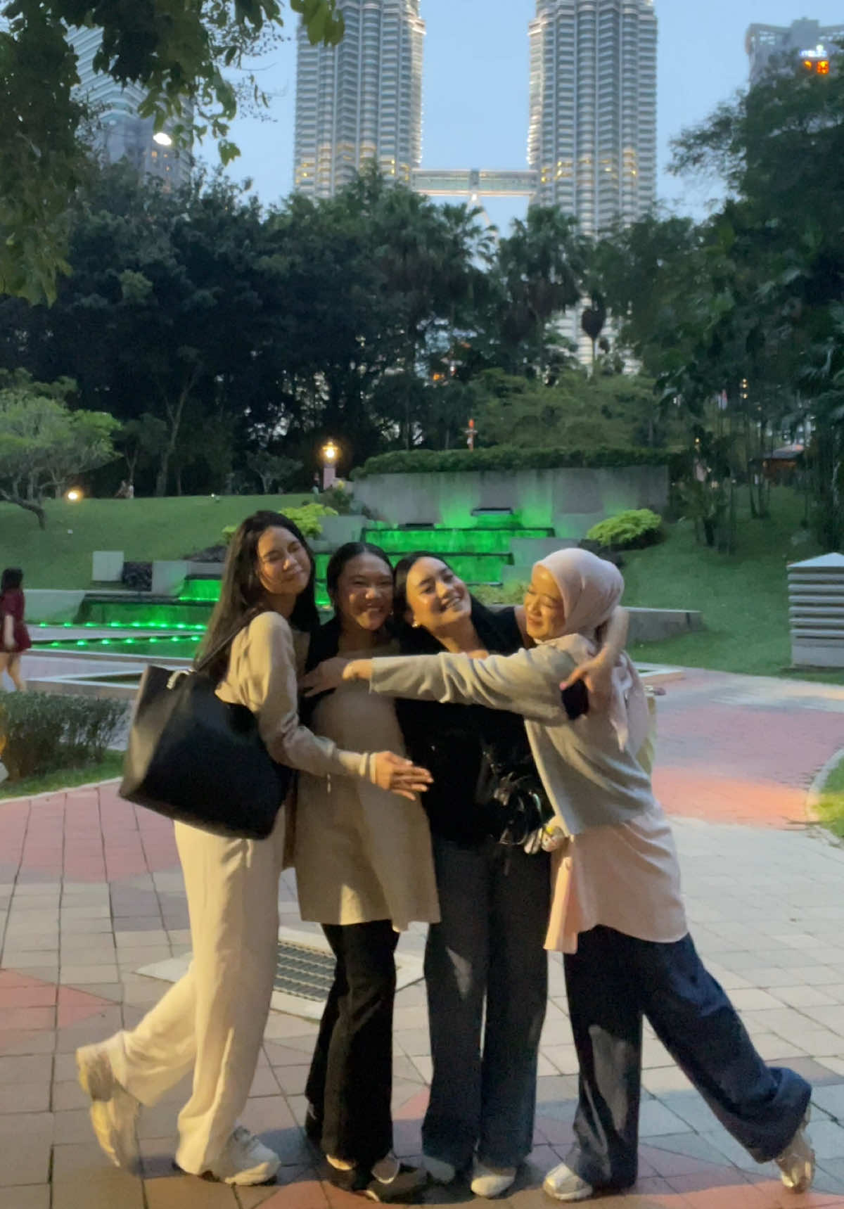 🙋🏻‍♀️🤳🏼 check #kualalumpur #malaysia #bestietrip #vacation #placetogo 