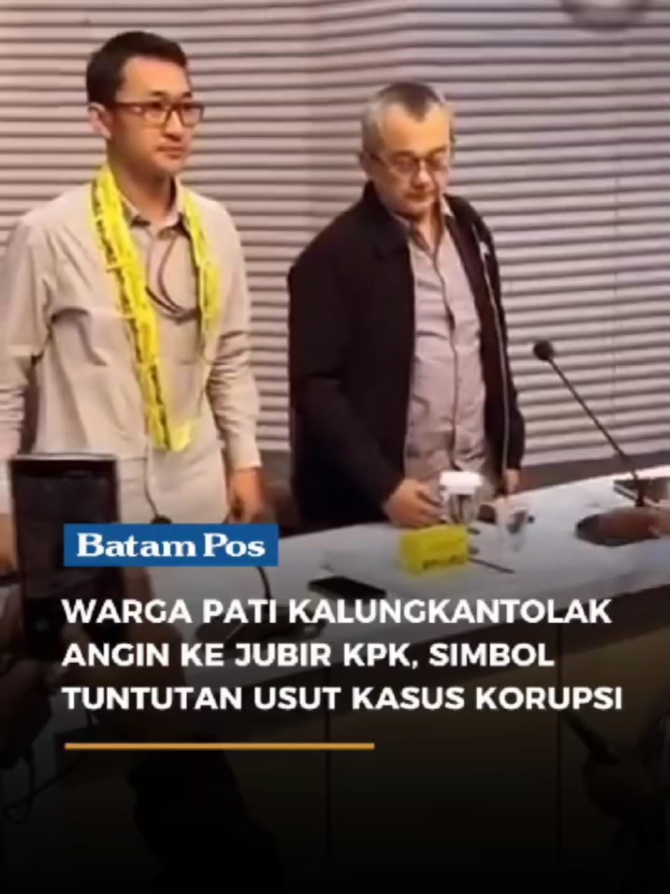 Aksi unik mewarnai unjuk rasa ratusan warga Pati di pelataran Gedung Merah Putih KPK, Jakarta, Senin (1/9). Dalam momen audiensi, juru bicara Komisi Pemberantasan Korupsi (KPK) Budi Prasetyo dikalungkan obat tolak angin oleh perwakilan Aliansi Masyarakat Pati Bersatu (AMPB). Simbol itu dimaknai sebagai pesan agar KPK tidak “masuk angin” dan tetap konsisten mengusut dugaan korupsi yang menyeret Bupati Pati Sudewo. “Kami serahkan dulu obat masuk angin, supaya KPK tidak masuk angin,” kata salah seorang perwakilan warga Pati saat menyerahkan obat herbal tersebut kepada Budi. Massa aksi mendesak KPK bersikap independen dan menegakkan hukum tanpa pandang bulu. Mereka berharap, penyidikan kasus dugaan korupsi pembangunan rel kereta api di lingkungan Direktorat Jenderal Perkeretaapian (DJKA) Kementerian Perhubungan, yang diduga melibatkan Sudewo ketika masih menjadi anggota DPR RI, segera dituntaskan. “Biar tegak lurus pro rakyat. Rakyat Pati bersama kalian,” tegas perwakilan massa. Menanggapi aspirasi tersebut, Budi Prasetyo menegaskan bahwa penyidikan terhadap Sudewo masih berjalan dan tidak akan dihentikan. Ia memastikan KPK bekerja secara profesional dalam menangani perkara ini. “Penyidikan perkara tersebut masih berproses, jadi kami pastikan tidak berhenti,” ujarnya di hadapan massa. Sumber: JP GROUP Editor: Ari #KPK 
