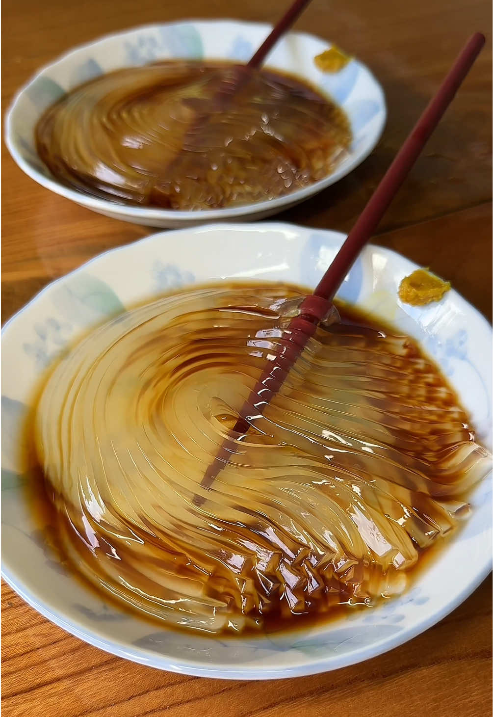 140年続く日本一うまいトコロテン ◎ 日本一うまいトコロテン　¥400 …お店で使われている水は、澄んだ「岩清水」（湧き水）。飲料水としても利用されるほど清らかで、トコロテンの味のベースになっています。 1885年創業の約140年愛され続けてきた自然豊かなトコロテンが食べれる老舗に訪問させていただきました！ 一本箸で食べるスタイルで、トコロテンは「一本箸（いっぽんばし）」で食べることでも有名です。これは伝統的なスタイルで、鮮度の証だと言われているそうです！ 食感は、ぷりっとしたコシと海藻の香りが特徴的で、酢、醤油、青じそ、からしなどを添え、一皿で味の変化を楽しむことができます！ 今年は、10/13(月)まで営業されています！ 【店名】日本一うまいトコロテン 【住所】新潟県上越市大島区下達４６０−２ 【定休】不定休 【営業時間】10:00-16:00 【営業期間】4月下旬〜10月中旬 【料金】1,000-2,000円 【Traditional Japanese Food (Tokoroten)】 Visited a historic shop founded in 1885, loved for almost 140 years, where you can savor tokoroten made with nature’s purest touch! ⇩ Here is the item I ordered this time. ◎ Japan’s Best Tokoroten　$2.80 …The water used here comes from crystal-clear iwashimizu (spring water). It’s so pure it can be drunk as fresh water, and it forms the delicate base flavor of the tokoroten. This shop is also famous for its “one chopstick style” (ippon-bashi), where tokoroten is eaten with just a single chopstick. This is a traditional way of eating and is said to be proof of freshness. The texture is pleasantly firm and springy, with a refreshing seaweed aroma. It can be enjoyed with different seasonings such as vinegar, soy sauce, shiso (perilla), and mustard, allowing you to experience a variety of flavors in one dish. The shop is open only seasonally—this year until Monday, October 13! Shop name: Japan’s Best Tokoroten Address: 460-2 Shimotatsu, Oshima, Joetsu City, Niigata Prefecture Closed: Irregular holidays Hours: 10:00 AM – 4:00 PM Season: Late April – Mid October Budget:  $7–14 #新潟グルメ #japanesefood #tiktokfood 