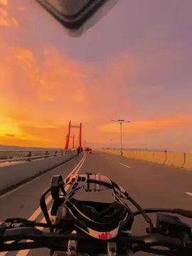 kapan ni yang mau ka ambon,,, bagian 877 #lagutimur #masukberanda #timurviral #ambonpride🏝🔥 #jembatanmerahputihambon 