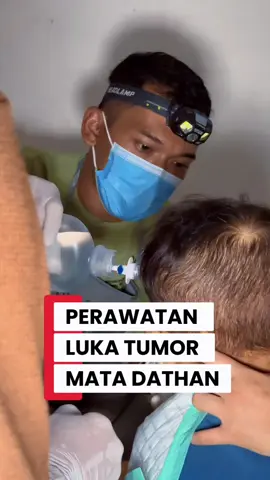 YUK BISA DATHAN SEMBUH, DOAKAN YA KAKAK ABANG Tim Perawat Rumah Zakat Kalbar bersama mengunjungi Nak Dathan saat ini berada di Rumah Singgah depan Rumah Sakit Soedarso untuk melakukan perawatan luka tumor setiap 2 hari sekali Saat ini dathan dalam penanganan terbaik Tim Medis di Rumah Sakit dr Soedarso, seluruh pembiayaan rumah sakit di tanggung BPJS JKN, masuk dalam kemoterapi ke 2 dan Rawat Jalan, kita doakan Dathan, keluarga dan tim medis diberikan kemudahan dan kelancaran. 