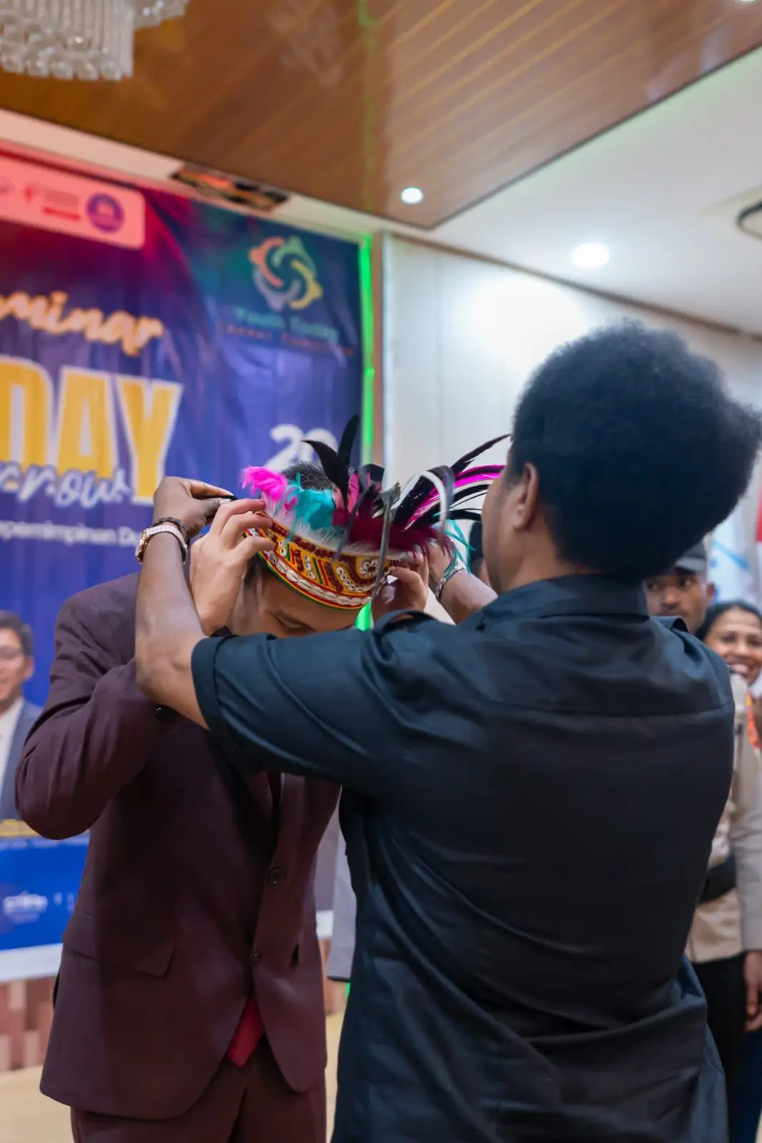 Saya salah satu yang paling yakin bahwa Papua adalah kekuatan baru untuk Indonesia dimasa depan. Mereka adalah kilauan emas yang terpendam, siap untuk memimpin. Anak-anak muda Papua adalah wajah Indonesia dimasa depan. Ditangan mereka akan ada warna baru diruang-ruang baru kepemimpinan nasional kelak. Semoga ! Bravo... 5 September 2025 #syafiiefendi  #papua  #timika 