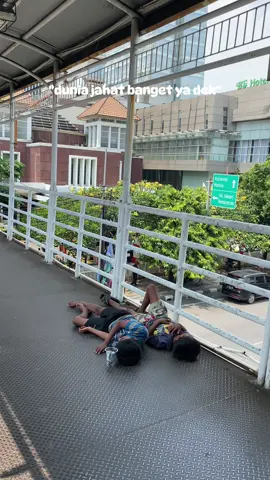 Jalanan menjadi rumah, trotoar jadi ranjang, langit malam jadi selimut bagi anak-anak yang tak lagi mengenal kasih sayang #anakjalanan #jakartakeras 
