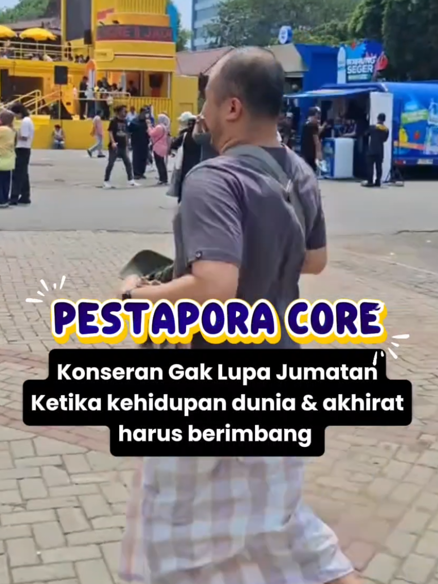 Memang #pestapora2025 kali ini diluar prediksi BMKG 👏 Salut, pada bawa sarung & sajadah. Salut juga sama panitia bikin #jumatan vibesnya jadi kayak shalat ied. Mana imamnya #RhomaIrama pula. #fyp #pestaporacore 