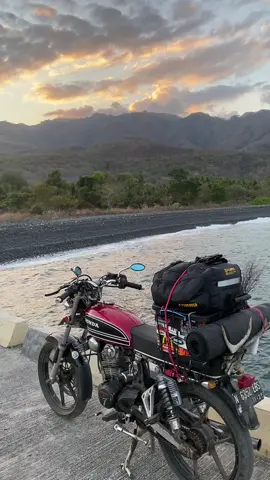 buat pengalaman untuk teman teman yang mau touring ke timur pantau pantau jadwal tol laut dulu deh jangan sampai terjebak di ujung timur pulau alor kaya saya yang mau arah ke atapupu dan mau gak mau ini harus kembali ke kalabahi dari pada nunggu 1 minggu lagi dan akhirnya saya naik kapal fery kalahabi-kupang ongkos nya juga menguras dompet bree🥵 #jelajahindonesia #touring #cb125 #kapal #fyp 