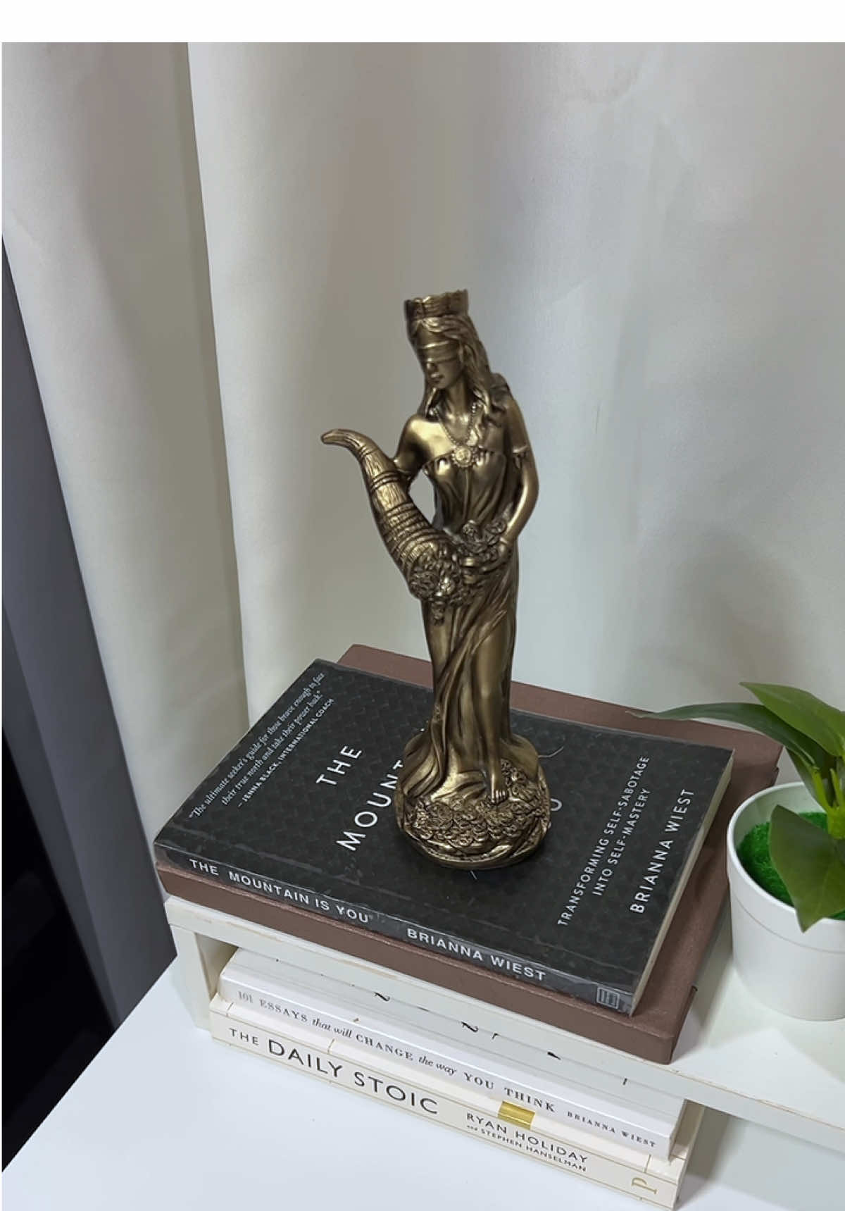 DITO MABIBILI @Champagne Mommy  Buena Fortuna Statue #buenafortuna #greekgoddess #fortunastatue #homedecor #buenafortunastatue 