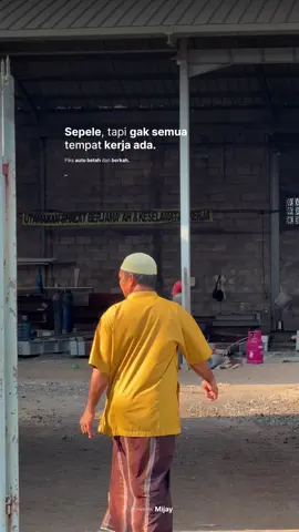 Salah satu nikmat yang patut kita syukuri adalah pekerjaan yang kalau waktu sholat tiba, bisa kita tinggal. ✨🕌🍃 Sore ini, sepulang dari sholat ashar saya cukup kagum dengan tulisan itu, seakan meluruskan bahwa sholat itu jauh lebih penting dari urusan duniawi kita. Dan teruntuk teman-teman yang ikhwan, cuman mau bilang bahwa Nabi ‎ﷺ sangat menganjurkan bagi laki-laki untuk mengerjakan shalat dengan berjama’ah di masjid dan menganjurkan wanita untuk shalat di rumahnya karena bagi wanita, rumah itu lebih baik. Rasûlullâh ‎ﷺ selalu mengerjakan shalat ber-jama’ah di masjid, bahkan ketika Beliau sedang sakit, hingga Beliau ‎ﷺ dipapah ke masjid untuk mengerjakan shalat berjama’ah. Dari Ibnu ‘Abbas Radhiyallahu anhu, dari Rasûlullâh ‎ﷺ , Beliau bersabda: ‎مَنْ سَمِعَ الِنّدَاءَ فَلَمْ يَأْتِهِ ، فَلَا صَلَاةَ لَهُ إِلَّا مِنْ عُذْرٍ. Barangsiapa mendengar adzan kemudian tidak mendatanginya, maka tidak ada shalat baginya (shalatnya tidak sempurna), kecuali karena ada udzur.” Shahih: HR. Ibnu Mâjah, no. 793; Al-Hakim, I/245 dan al-Baihaqi, III/ 174. Dishahihkan oleh al-Hakim dan disetujui oleh adz-Dzahabi. Lihat Irwâ-ul Ghalîl (II/337) Di antara udzur yang membolehkan kita untuk meninggalkan shalat berjama’ah adalah sakit, bepergian (safar), hujan lebat, cuaca sangat dingin, dan udzur lainnya yang dijelaskan oleh syari’at. Dan untuk sholat-sholat sunnah, maka lebih afdholnya adalah di rumah. Ini sedikit ilmu yang saya tahu dan pahami. Semoga kita senantiasa diberi kemudahan dalam menjalankan ibadah dan diberkahi setiap langkah. Barakallahu fiik.. 🍃 