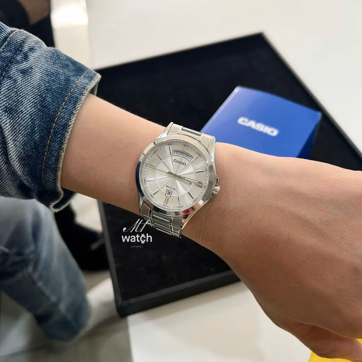 #Feedback Trong hình là anh khách có cổ tay bé đeo chiếc MTP-1381D-7 size 39.9mm vừa vặn và quá đẹp luôn ạ 😍 #mtwatchhcm #mtp1381 #donghochinhhangtaitphcm #donghocasiochinhhang 