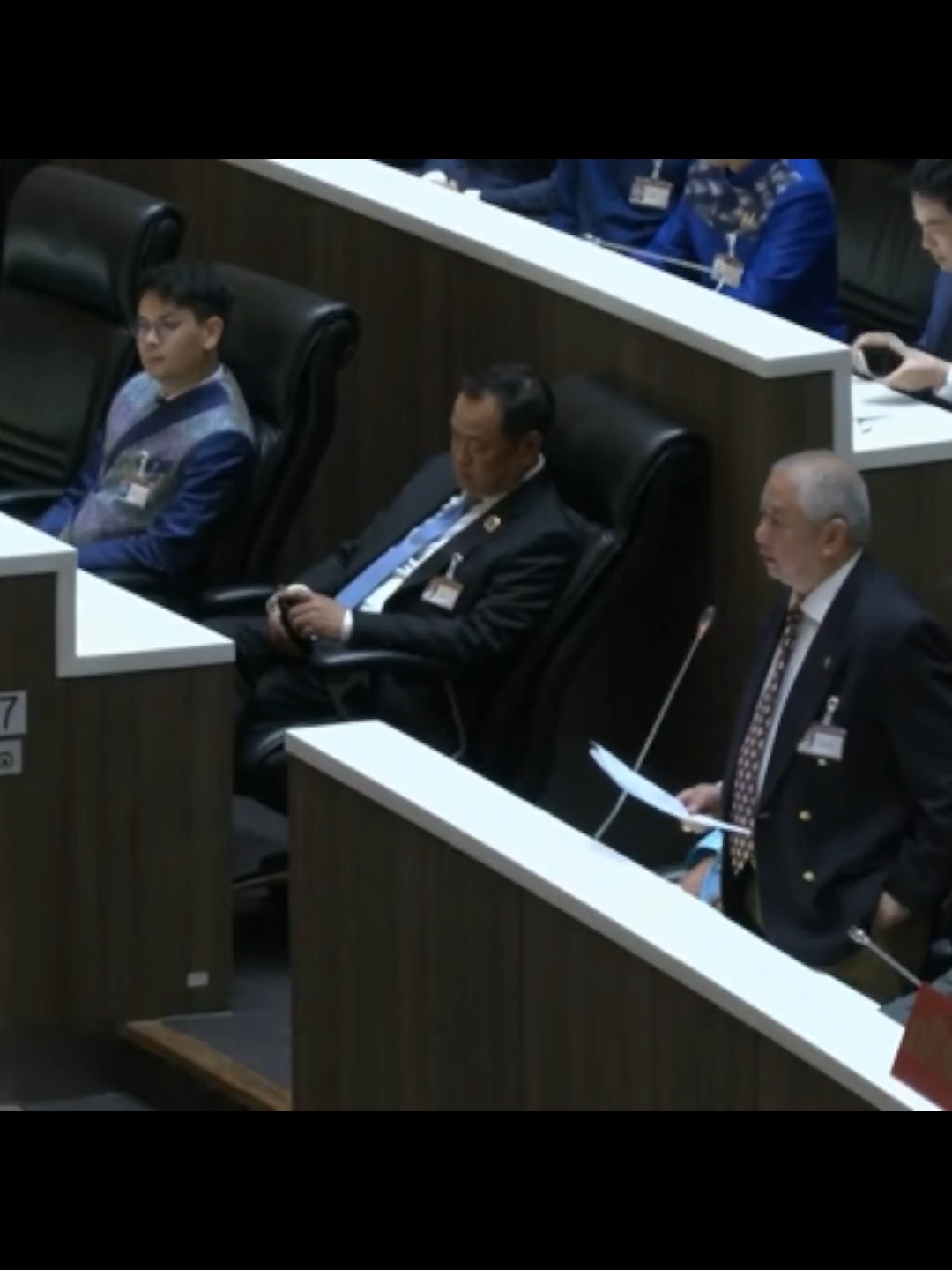 Ngày 5/9/2025, Quốc hội Thái Lan đã chính thức bầu chọn ông Anutin Charnvirakul, lãnh đạo đảng Bhumjaithai, trở thành Thủ tướng thứ 32 của Thái Lan. Ông Anutin từng đảm nhiệm nhiều vị trí quan trọng trong chính phủ như Phó Thủ tướng, Bộ trưởng Y tế và Bộ trưởng Nội vụ. Ông được biết đến rộng rãi với chính sách hợp pháp hóa cần sa cũng như vai trò nổi bật trong công tác phòng chống dịch COVID-19. Việc ông lên nắm quyền được xem là bước ngoặt lớn của chính trường Thái Lan sau nhiều tháng khủng hoảng chính trị kéo dài. #Anutin #anutincharnvirakul #thailand #thutuongthailand #thailandprimeminister #xuhuong #xuhuongtiktok #tiktok2025