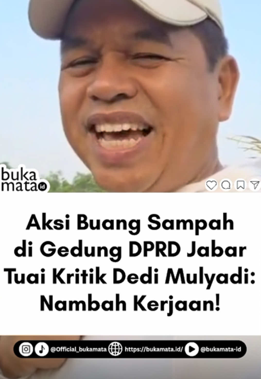 Unjuk rasa di depan Gedung DPRD Jabar, Kamis (04/09/2025) berlangsung dengan cara berbeda. Alih-alih membakar ban, massa justru melemparkan sampah ke gerbang utama sebagai simbol kekecewaan terhadap wakil rakyat. Aksi bertajuk “Buang Sampah pada Tempatnya” ini menuai sorotan. Gubernur Jawa Barat, Dedi Mulyadi, menilai kritik adalah hak warga, namun cara penyampaian menggunakan sampah dianggap tidak tepat, apalagi gedung DPRD baru saja dibersihkan komunitas ojol sehari sebelumnya. Aksi ini sekaligus menunjukkan bagaimana “sampah” bisa digunakan sebagai bahasa politik untuk menyampaikan pesan secara simbolik. 🎥 TikTok/dedimulyadiofficial (MIM) Tonton selengkapnya di https://youtu.be/Tf2uQbDcdKU?si=J1ehILJWpKUxJyq7 ! Simak berita selengkapnya di https://bukamata.id/berita/aksi-buang-sampah-di-gedung-dprd-jabar-tuai-kritik-dedi-mulyadi-nambah-kerjaan/ ! #bandung #jawabarat #kotabandung #dedimulyadi #dpr                        