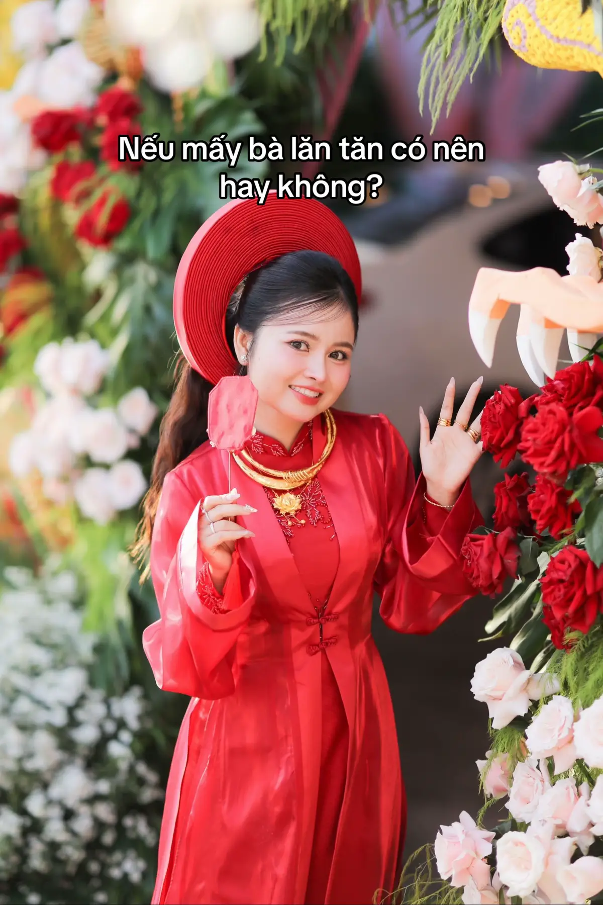 Cô dâu trong áo dài truyền thống, lăn tăn dữ lắm, may mà cuối cùng tui cũng chọn. #aodaivietnam #aodaitruyenthong #damcuoi 