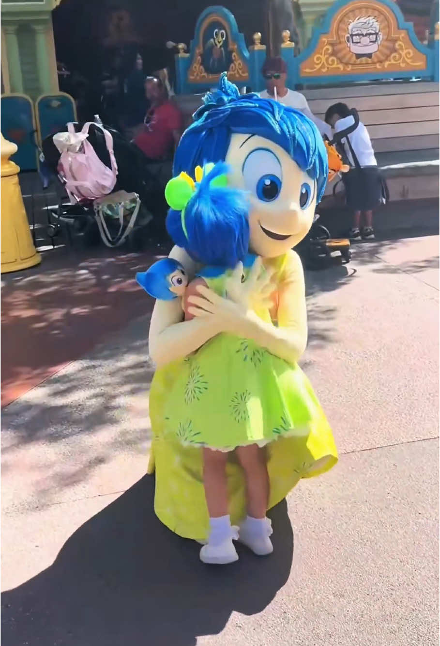 Kids happily meet their favorite disney characters🥹💕this little imaginary world is so beautiful🥰 #baby #kid #kidsoftiktok #toddler #disneyland #disneyworld #disneycharacters #cute #adorable #Love #wholesome #fyp