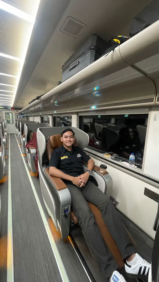 Pesona anak emas KAI alias KA Taksaka 😋😋 yang bener bener jadi primadona di lintas Jakarta-Jogja PP, bahkan mulai di Gapeka 2025 KA Taksaka 3 kali jalan dalam sehari 😱🤯 #fyp #trip #kai121 #keretaapiindonesia #railfansindonesia 