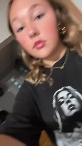 school 🤷‍♀️@tate mcrae @t8 hq #tatemcraetour #misspossessivetour 