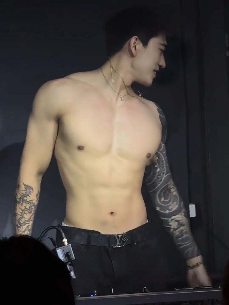 Đu theo trend múa tay của Triệu Lộ Tư... nma ảnh là múa lột áo🤤😻 📍Douyin: @DJxy (赵玉田版) #Mê_ngắm_cái_đẹp🌵