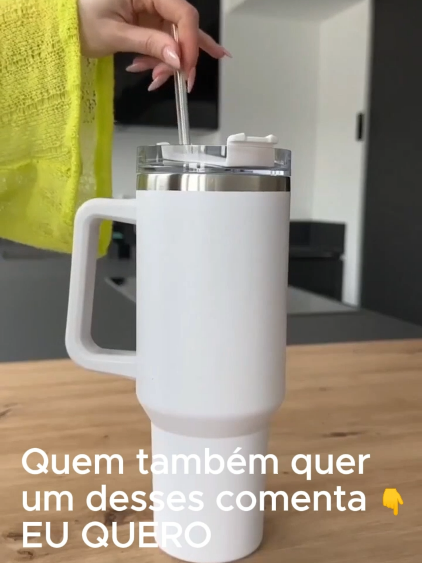 “Esse copo térmico gigante da Shopee é surreal 😱🔥 cabe 1.2L e mantém a bebida gelada por horas! Quem também quer um desses comenta 👇 EU QUERO #ShopeeAchados #CopoTermico #TikTokMeFezComprar #AchadosOnline”
