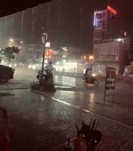 Thành phố này thật đẹp, nhưng chỉ dành cho người ung dung mà thôi. Ta chưa có gì trong tay, thì lấy gì mà thông thả#abcxyz#xhuhuongtiktok#đời#pyp#tiền 