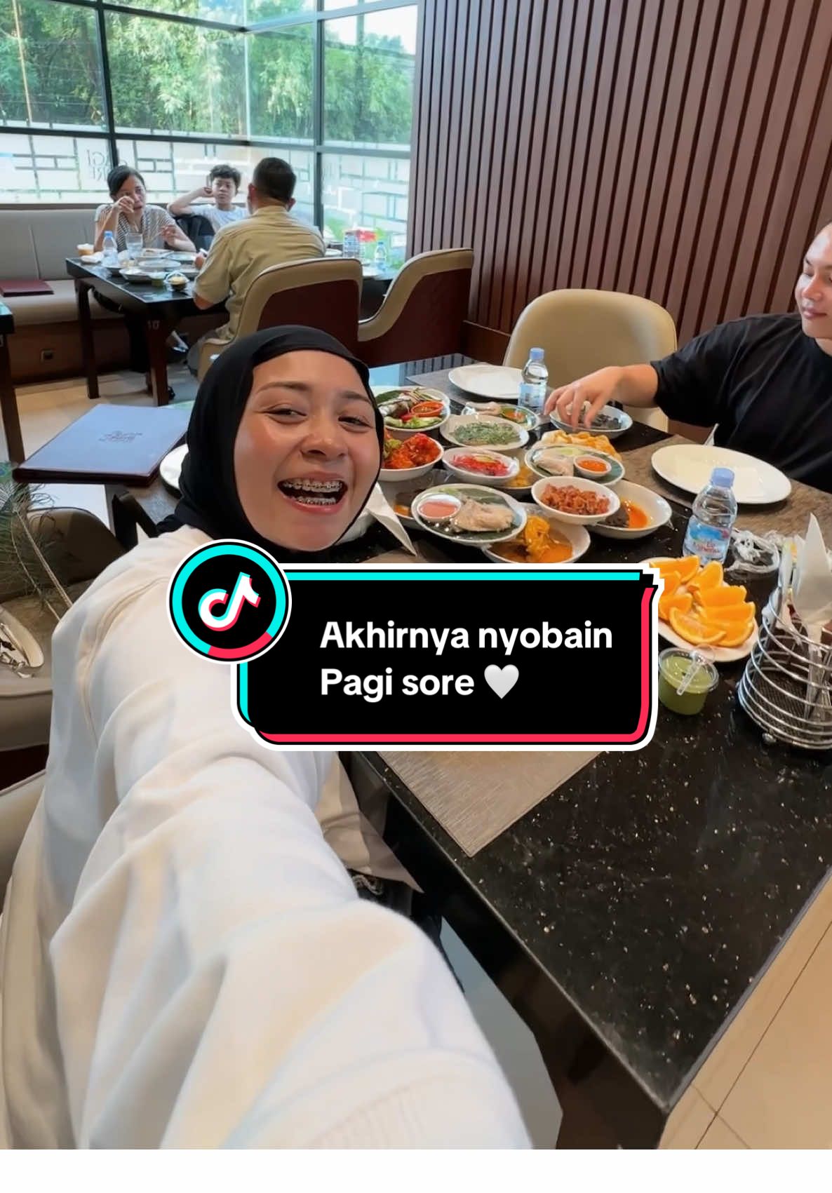first time diajakin @Reizuka Ari makan di pagi soree, uenaaakeee🤍