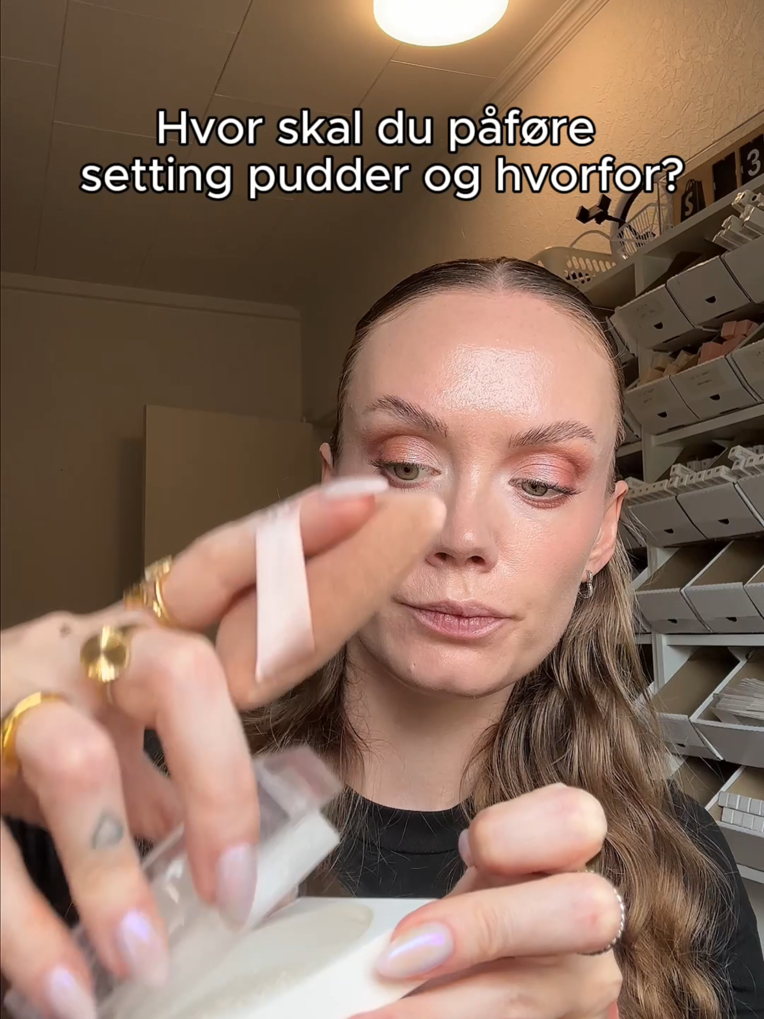 Hvor skal du påføre setting pudder? Hvorfor og hvordan gør du? Her er en lille guide ❤️ #misowbeauty #settingpudder