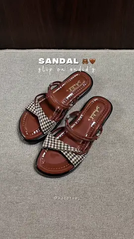 mana empuk banget lagi 🤏🏻💗✨ #sandal #sandalwanita #sandalflat #sandalcantik #fyp 