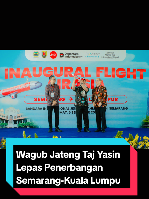 Wakil Gubernur Jawa Tengah @tajyasinmz melepas  penerbangan Perdana rute Semarang-Kuala Lumpur Pada penerbangan perdana dengan maskapai AirAsia ini,  jumlah seat terisi penuh yakni 180. Kondisi yang sama untuk lima hari ke depan. Bahkan sejak penjualan tiket dilayani pada 17 Juni, tercatat per 2  September 2025, tiket yang sudah terjual 8.553 seat. Sementara per Kamis 4 September bertambah menjadi 9.073 tiket terjual. Keberhasilan penerbangan internasional perdana Bandara A Yani ini diinisiasi Gubernur @Ahmad Luthfi . Begitu menjabat, ia berkomunikasi dengan Kementerian dan stakeholder agar ada penerbangan langsung ke luar negeri. #JawaTengah  #ahmadluthfi #tajyasin #ngopeningelakoni  #semarang 