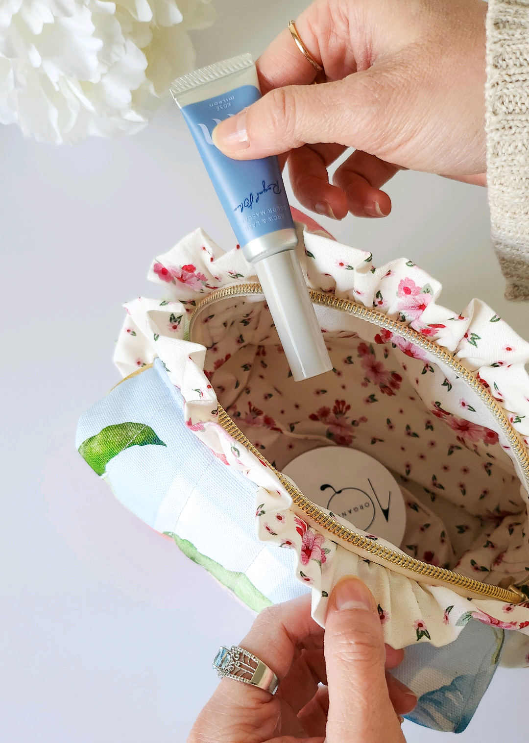 frills carry-all pouch 👝 ♥️  #フリル #frills #pouches #carryallbag #化粧ポーチ #oneandonly #travelorganizer #handmade #ハンドメイド #花柄 #floraldesign 