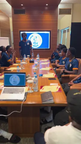 Nos joueurs sont bien arrivés aux Émirats arabes unis ! 🇦🇪 🗣️ Maintenant que nous sommes sur place, le stage va commencer ! Nous sommes prêts à nous lancer dans cette expérience enrichissante. Nous sommes confiants que cette expérience sera bénéfique pour notre équipe et nous allons donner le meilleur de nous-mêmes. Bonne chance à nous ! ⚽️💪 ➡️PAROLE DU CAPITAINE WILLIAM✊🏽🤲🏾🧡🤍💙 #dubaï #emirates🇦🇪 #football #aryehspor 