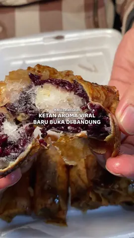 #TemennyaAliii kalo maen ke DU cobain kesini nih ada jajanan unik dan enak. Namanya ketan aroma karamel, dari looknya aja udah menggiurkan pisan, karamelnya tuh sampe nempel di kulit lumpianya. Enak banget kalo dimakan anget-anget, luarnya krispi dan dalemnya lembut, ketannya ini nih enak banget. Oiya disini setiap ada pesanan si tetehnya bikin langsung jadi fresh banget. Hayu geura cobain, asli ini mah enak dan satunya cuman 3ribuan aja!  Ketan Aroma Karamel Bandung @Ketan Aroma Karamel Bandung  📍Jl. Teuku Umar, Dipatiukur, Bandung (pertigaan deket susu murni/CK Baru)  #ketanaromakaramel #placetogobandung #AliiiJalanJalan #jajananbandung 