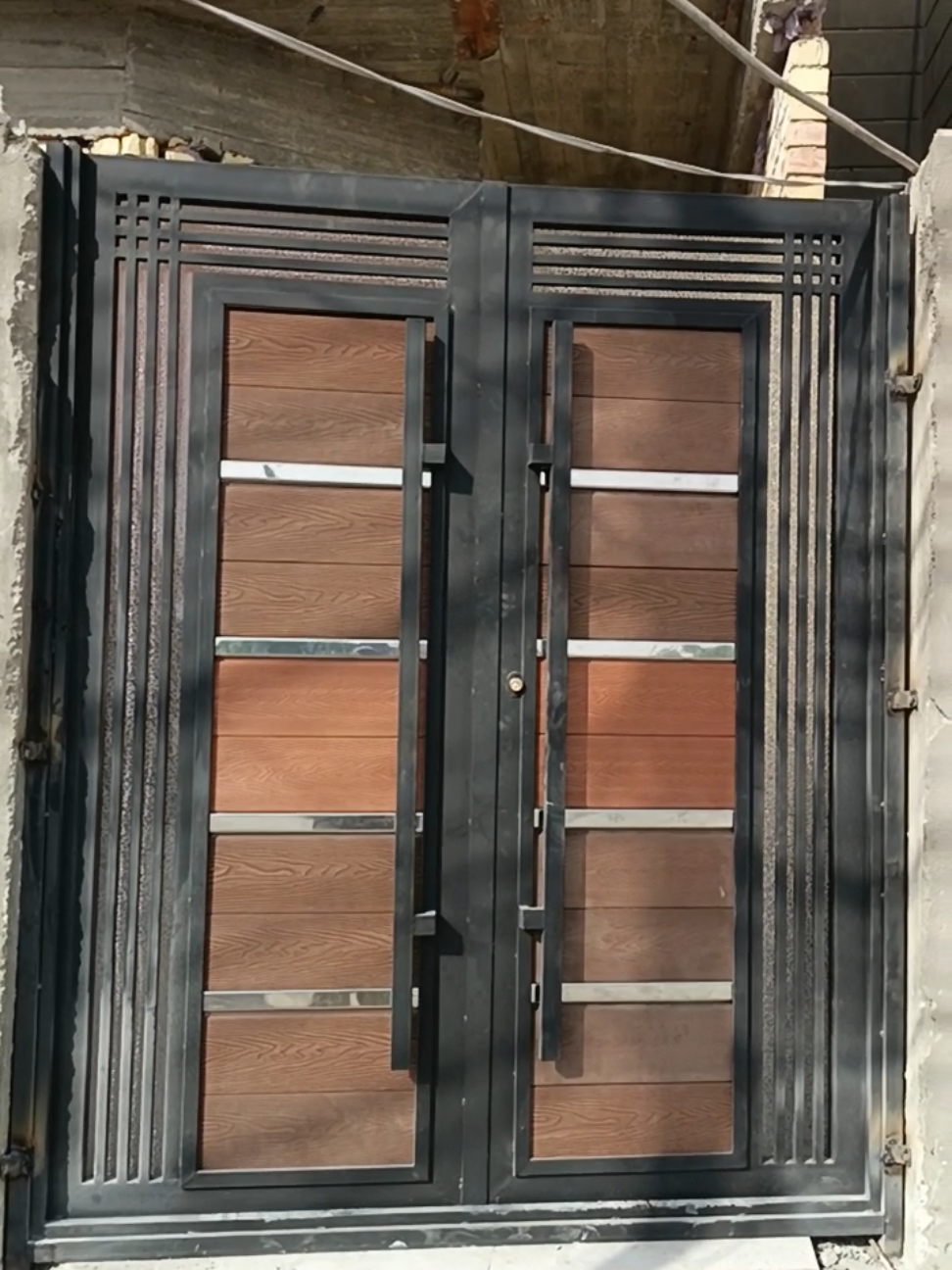 باب خارجي حديد مع اضافة مساطر سلستيل مع بدل الخشب #بناء #حديد #hussein_ala #مالي_خلق_احط_هاشتاقات #كربلاء  07803148394 07740746429
