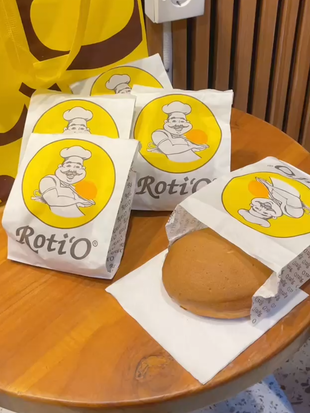 Roti lembut, rasa nikmat, harga bersahabat.💫 Roti O siap jadi teman santai kamu kapan saja!✨ Hanya dengan ribuan rupiah, kamu sudah bisa menikmati kelezatan yang bikin nagih.💛 • KLIK TAG LOKASI DIBAWAH BUAT DAPATKAN PROMO SPESIAL NYA📌 #fyp #rotio #promomakangajian #jelajahwiken #promomakanan 