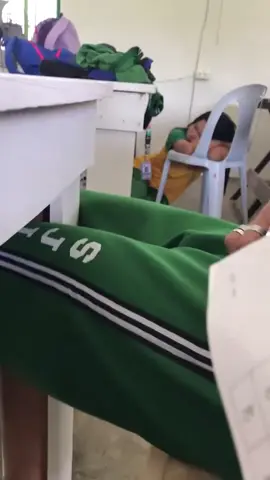 Cô bé ngủ trong giờ học 📚 