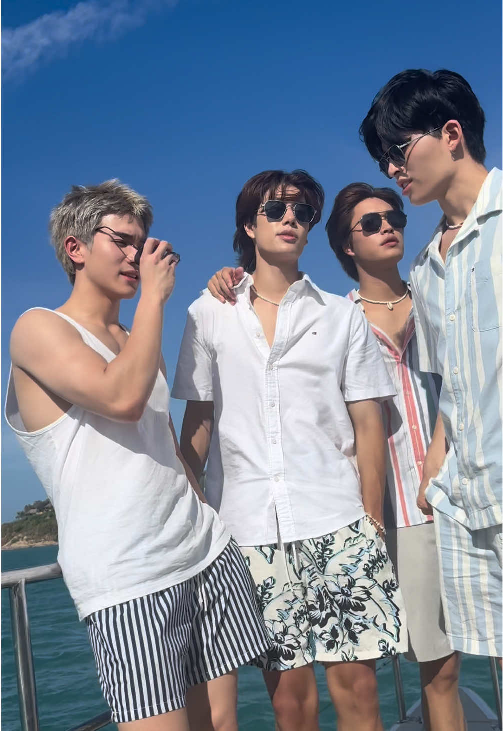 ออกเดินทางไปกับ 4 หนุ่ม ปอนด์-ภูวินทร์-เจมีไนน์-โฟร์ท ที่เดินทางมาร่วมงาน The Hilfiger Resort บนเกาะสมุย กับบรรยากาศสุดชิลบนเรือสุดเอ็กซ์คลูซีฟกับ @TommyHilfiger  #TheHilfigerResort #fourthnattawat #gemini_nt   #ppnaravit #phuwintang 