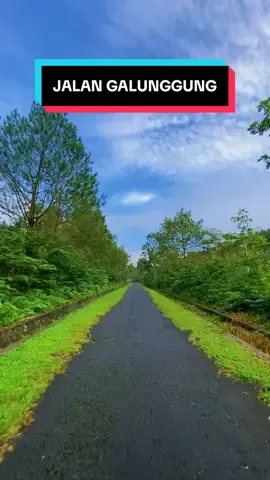 Berapa kali kalian pernah kesini ? Inilah susana jalan menuju tangga biru galunggung yang vibesnya ala ala swiss! #tasikmalaya #galunggung #wisatagalunggungtasikmalaya #amazingtasikmalaya #tasikinsight 