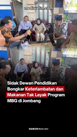 Program Makan Bergizi Gratis (MBG) di Kabupaten Jombang yang merupakan salah satu program unggulan Presiden Prabowo Subianto mulai mendapat sorotan tajam dari berbagai pihak. Pasalnya, sejumlah siswa dilaporkan mengalami gangguan pencernaan usai mengonsumsi makanan dari program tersebut. Dewan Pendidikan Jombang pun turun tangan melakukan inspeksi mendadak ke SMP Negeri 2 Jombang pada Rabu, 3 September 2025. Inspeksi ini dilakukan setelah adanya keluhan dari orang tua siswa terkait kelayakan makanan yang dibagikan. Dari hasil sidak, ditemukan berbagai persoalan, mulai dari keterlambatan pengiriman makanan hingga dugaan kualitas bahan makanan yang tidak layak konsumsi.  Anggota Dewan Pendidikan Jombang, Hari Sukemi, menegaskan bahwa program ini tidak boleh dikelola secara asal-asalan. Ia menyayangkan minimnya informasi dari petugas lapangan mengenai jumlah porsi yang disalurkan.  #mediajatim #mengawalsampaituntas #MBG #jombang #sidak 