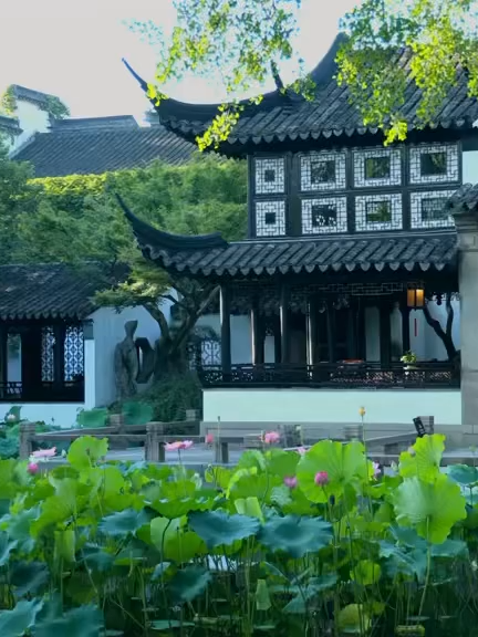 🌿 Sống đơn giản thôi, miễn vui là được.  Ước mơ nhỏ thôi, làm được là được.  Yêu người giản dị thôi, thật lòng là được. Kiếm tiền vừa thôi, hạnh phúc là được ! 🍀